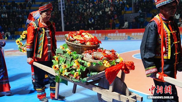 夜幕下广西万村篮球赛在南宁斑山篮球场盛大启