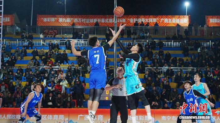 夜幕下广西万村篮球赛在南宁斑山篮球场盛大启