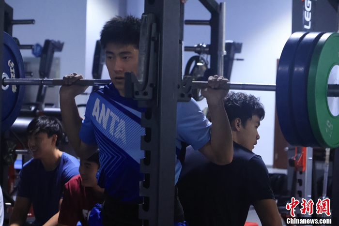 中国雪车钢架雪橇国家队备战米兰冬奥会 突破成