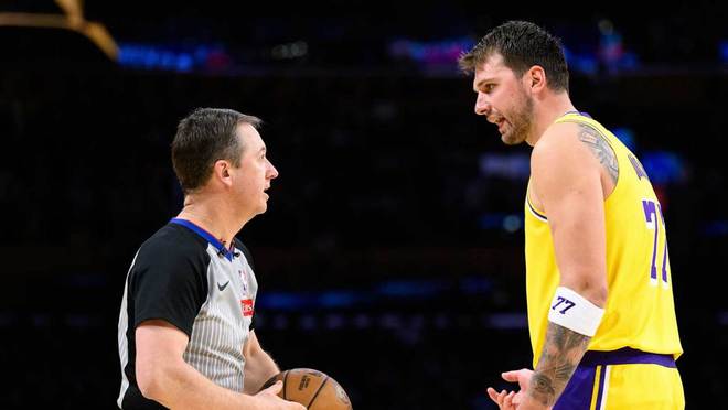 东契奇赛后致意球迷 湖人加时逆转掘金