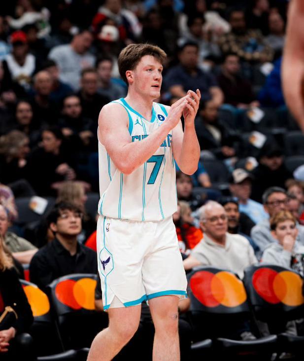 76人客场力克黄蜂终结五连胜 恩比德乔治联手助