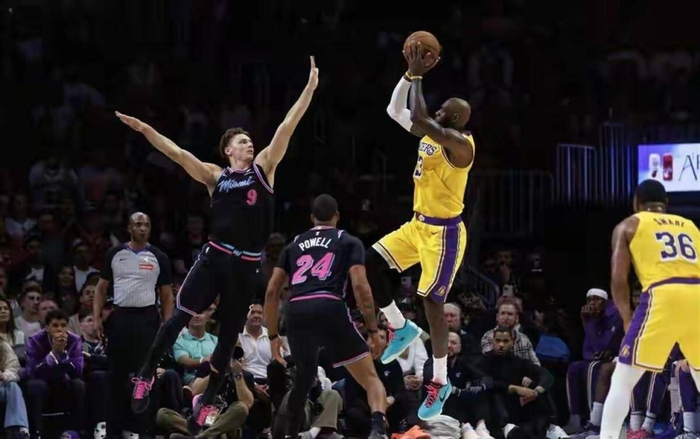 活塞与魔术上演黑八对决 东部季后赛格局生变